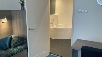 Comfort Quadruple Room | Bathroom | Hair dryer, towels, soap, shampoo