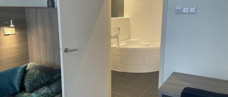 Comfort-Vierbettzimmer | Badezimmer
