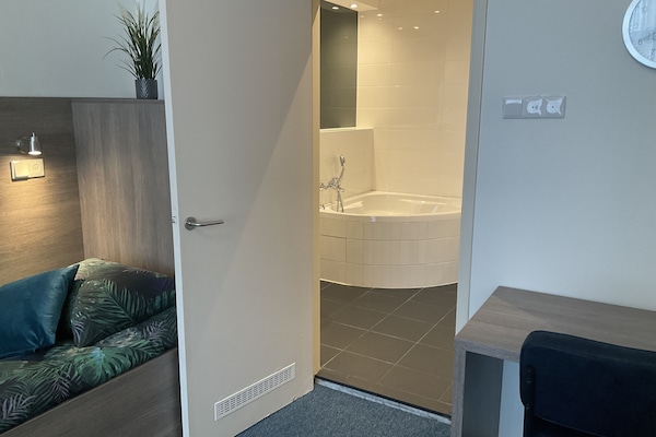 Quarto quádruplo conforto | Banheiro | Secador de cabelo, toalhas de banho, sabonete, shampoo