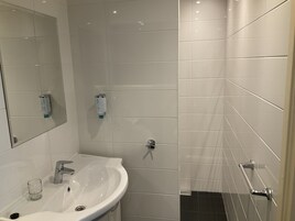 Secador de pelo, toallas, jabón, shampoo