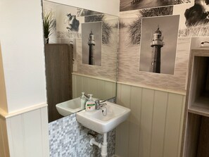 Economy Single Room | Iron/ironing board, free WiFi, bed sheets - Hotel Poseidon (The Hague)