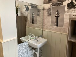 Habitación individual económica | Tabla de planchar con plancha, wifi gratis, ropa de cama