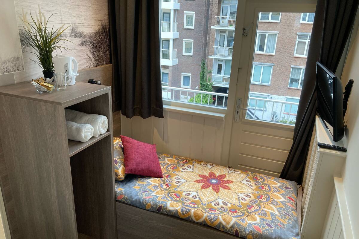 Tabla de planchar con plancha, wifi gratis y ropa de cama