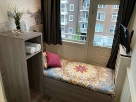 Habitación individual económica | Tabla de planchar con plancha, wifi gratis, ropa de cama