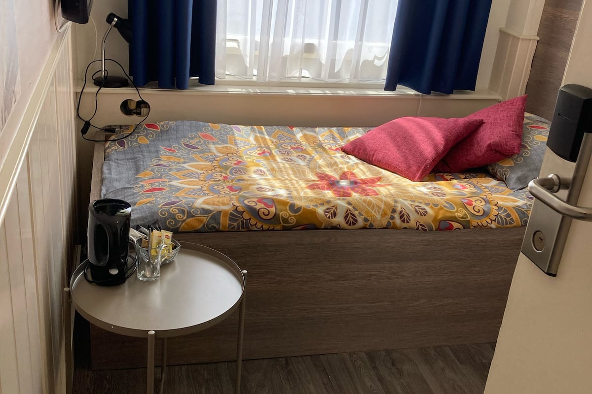 Tabla de planchar con plancha, wifi gratis y ropa de cama