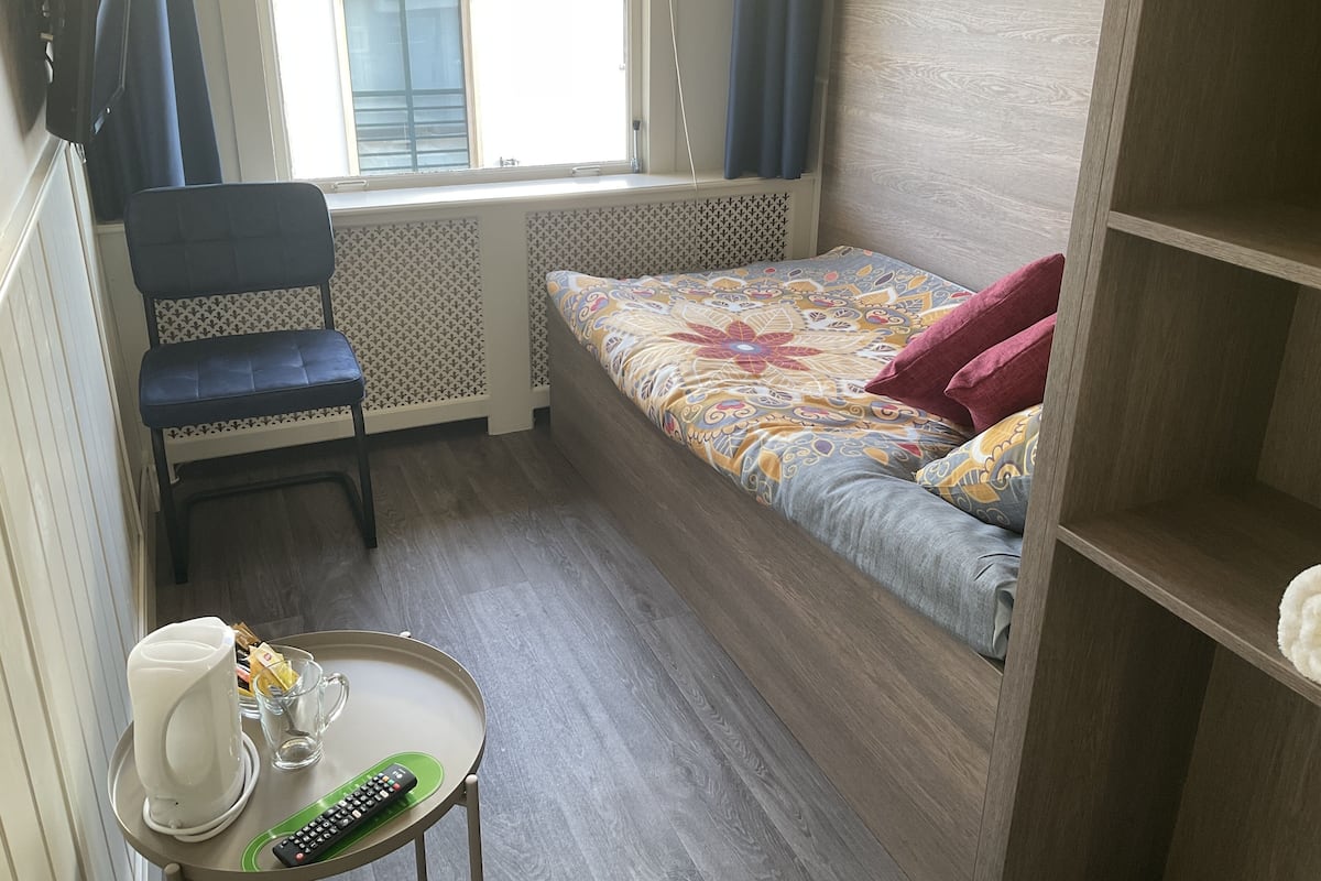 Tabla de planchar con plancha, wifi gratis y ropa de cama