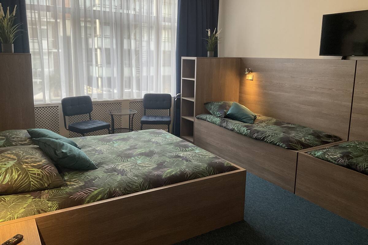 Tabla de planchar con plancha, wifi gratis y ropa de cama