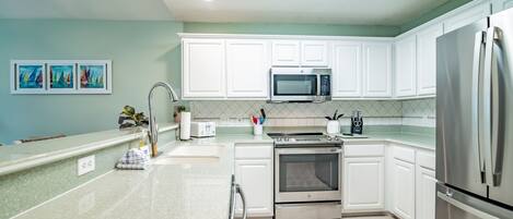 Frigorifero, microonde, forno, piano cottura