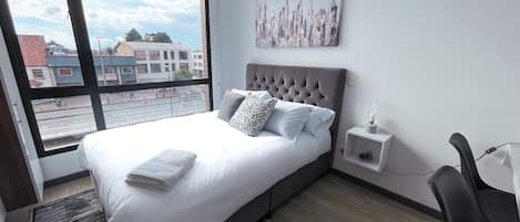 1 habitación, escritorio, tabla de planchar con plancha y wifi gratis