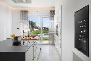 Kühlschrank, Mikrowelle, Ofen, Herdplatte
