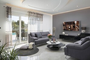 TV, fireplace