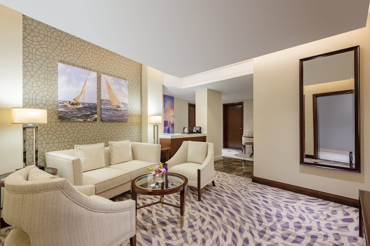 Suite, 2 Bedrooms | Living area
