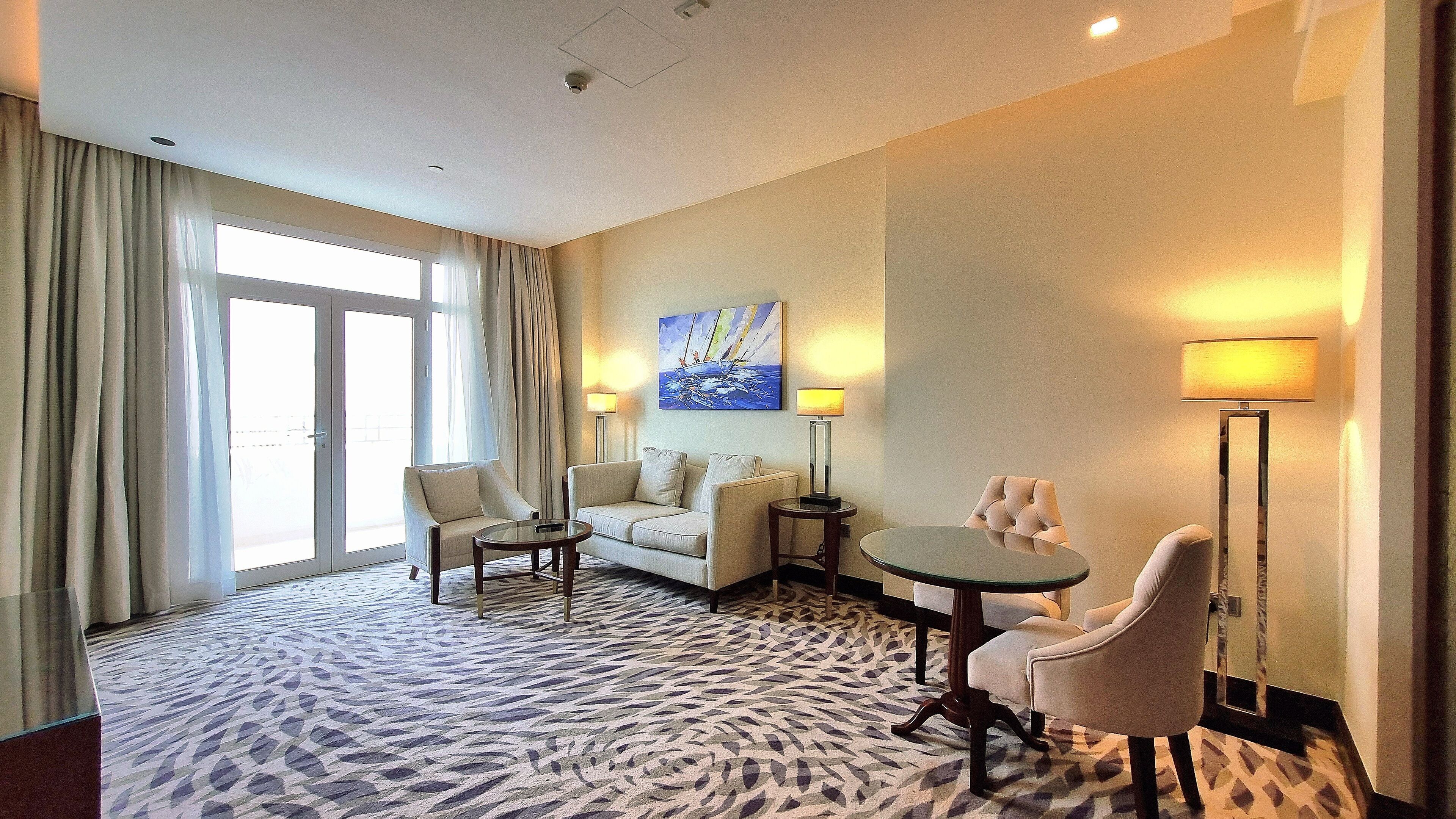 Chambre, 1 très grand lit (Spacious Guest) | Coin séjour