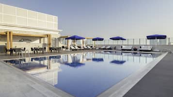 Piscine extérieure, parasols de plage, chaises longues