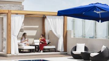 Außenpool, geöffnet von 06:00 Uhr bis 22:00 Uhr, Sonnenschirme