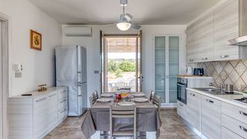 KylskÄp, ugn, diskmaskin och kaffe- och tebryggare