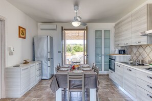 Fridge, oven, dishwasher, coffee/tea maker