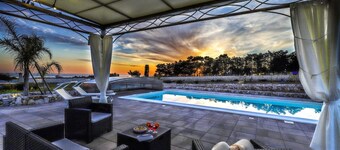 Large villa (2 apt) with pool & rooftop jacuzzi