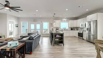 Frigorífico, microondas, horno y placa de cocina