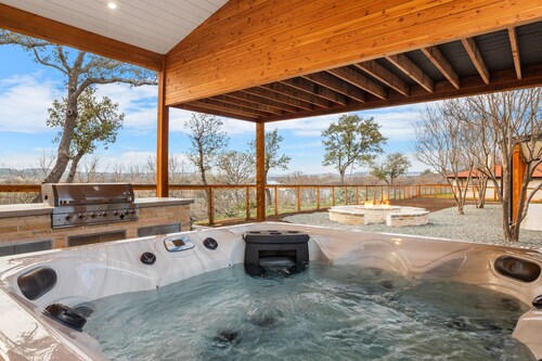 Guadalupe Bluff Modern House - Hot tub, view of Guadalupe,  River!