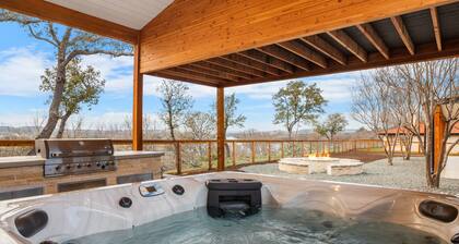 Guadalupe Bluff Modern House - Hot tub, view of Guadalupe, River!
