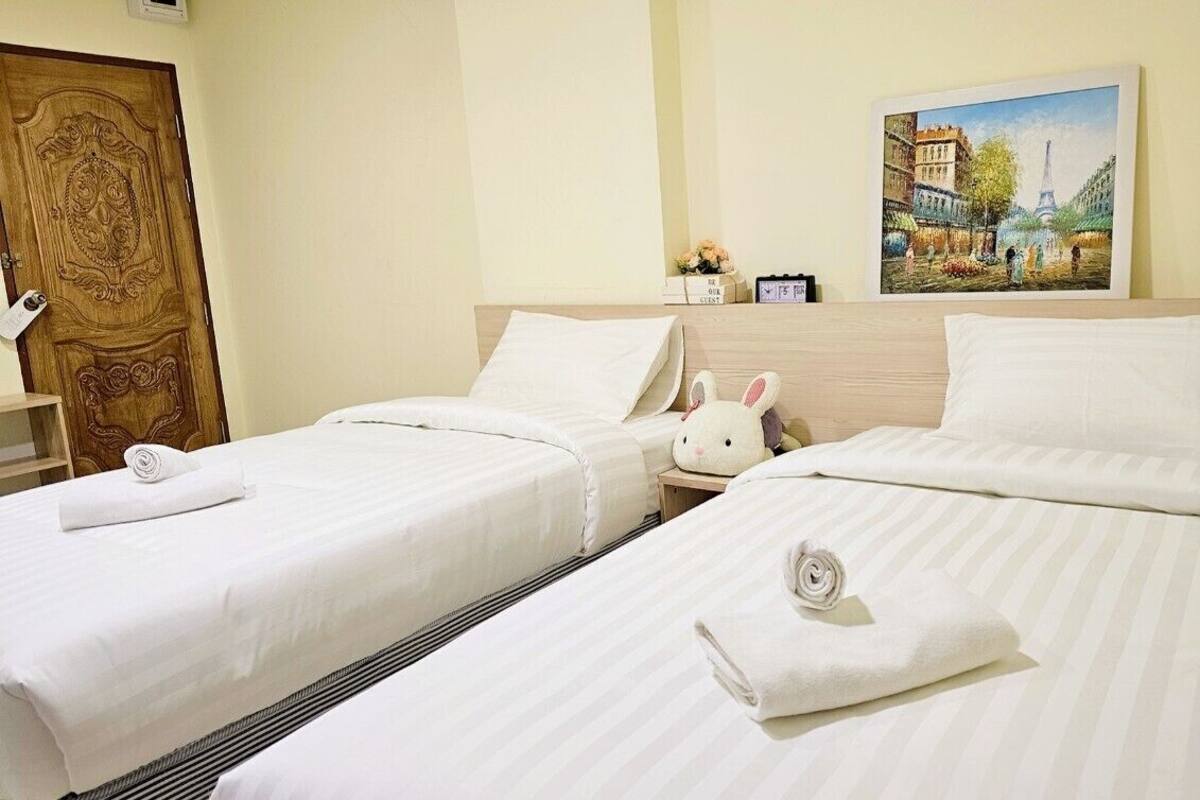 Studio, 2 Single Beds | Desk, laptop workspace, WiFi (free), bed sheets