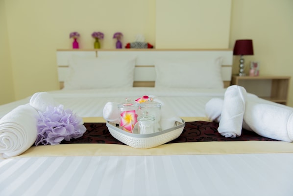 Estudio | Escritorio, espacio para trabajar con laptop y wifi gratis 