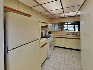 Fridge, microwave, oven, stovetop - Edgewater Villa #2503 | Golf Course View, Pools, Excellent Community (Panama City Beach)