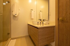 Shower, hair dryer, towels