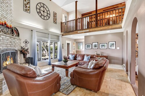 Lake House Retreat - 4 Bedrooms, Boat Parking, Boat Ramp within walking distance