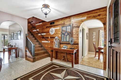 Lake House Retreat - 4 Bedrooms, Boat Parking, Boat Ramp within walking distance