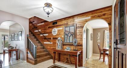 Lake House Retreat - 4 Bedrooms, Boat Parking, Boat Ramp within walking distance