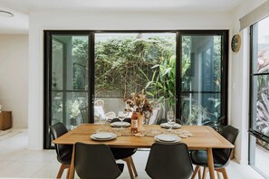 Dining - Contemporary Coolum Beach Abode (Coolum Beach)