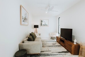 Flat-screen TV, Netflix, books, streaming services - Contemporary Coolum Beach Abode (Coolum Beach)