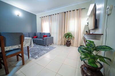 Cozy 1-Bed Apartment 55" HD LED TV with Netflix, Kitchen, Hot Shower.