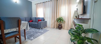 Cozy 1-Bed Apartment 55" HD LED TV with Netflix, Kitchen, Hot Shower.