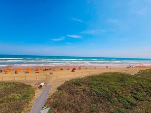 En la playa y camastros 