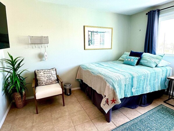Tabla de planchar con plancha, wifi gratis y ropa de cama