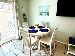 Dining - Bright & Cozy Beachfront Condo with Balcony and Private Beach Access (South Padre Island)