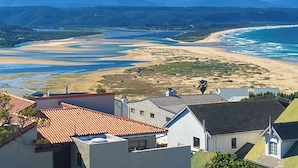 Vista costera con casas y una playa.