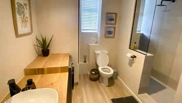 Design-Apartment | Badezimmer | Dusche, Haartrockner, Handtücher, Seife