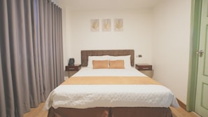 Standard Double Room | Blackout drapes, free WiFi, bed sheets - Hotel Cisne (Cuenca)