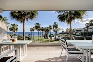 Outdoor dining - Apartment 'Modern Frontline Beach - Estepona' with Sea View, Wi-Fi and Air Conditioning (Estepona)