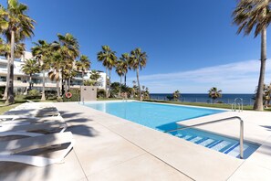 Pool - Apartment 'Modern Frontline Beach - Estepona' with Sea View, Wi-Fi and Air Conditioning (Estepona)