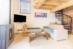 TV, fireplace