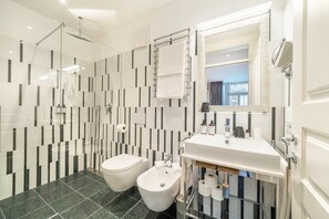 Een douche, een haardroger, handdoeken