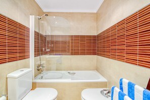 Bañera, secador de pelo, toallas