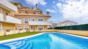 A multi-story residential building with a swimming pool. - Holiday Apartment "Amanda" with Mountain View, Shared Pool & Wi-Fi (Xàbia)