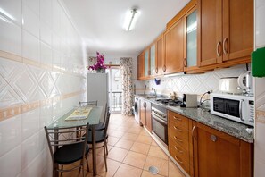 Frigorífico, microondas, horno y placa de cocina