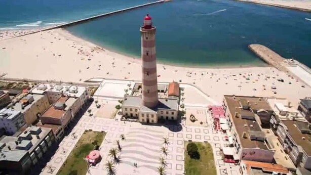 Une ville côtière dotée d’un phare imposant, de plages de sable et d’un port de plaisance.